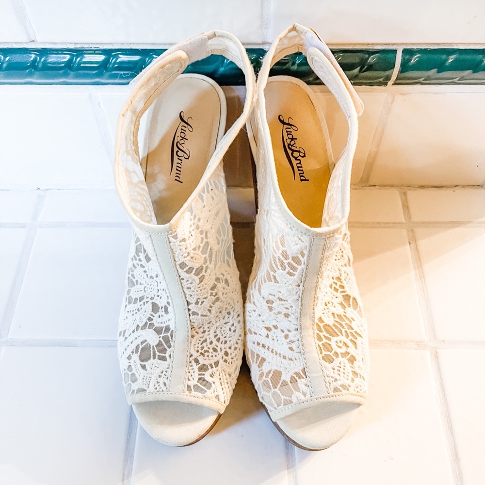 Lucky Brand ivory lace wedge sandals wood heel womens size 10